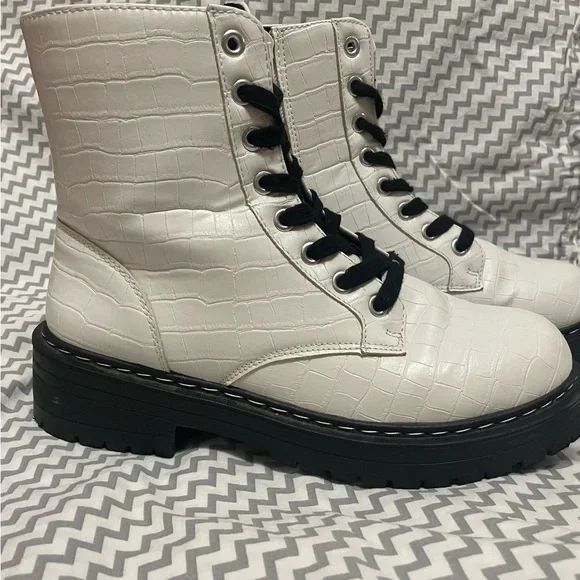 True Craft White Combat Boots. Almost New. I wore them once. No original box. - Picture 5 of 9